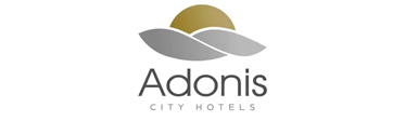 Adonis-373x112__CanariasLife__ Logo di Adonis City Hotels con un sole dorato stilizzato sopra due forme ondulate grigie. Sotto il simbolo appare la scritta “Adonis” in grigio scuro e, più in basso, “CITY HOTELS” in lettere maiuscole distanziate.
