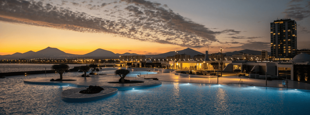 Islote Fermina Arrecife Lanzarote con piscina de agua salada y obra de César Manrique