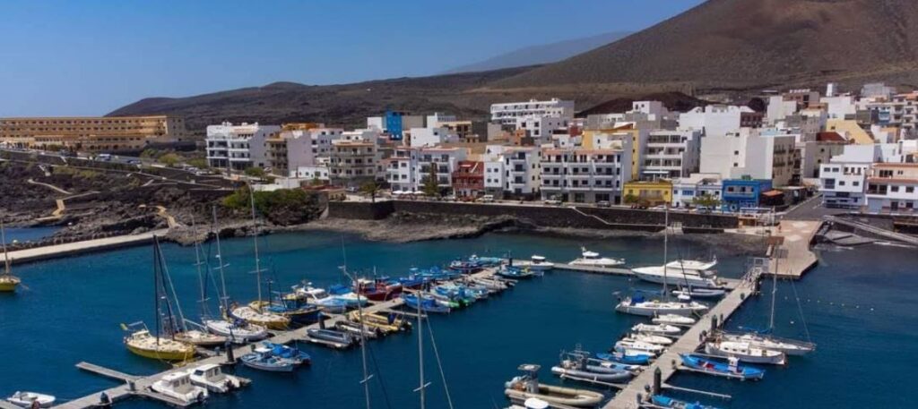 Puerto La Restinga El Hierro barcos pescadores atardecer"