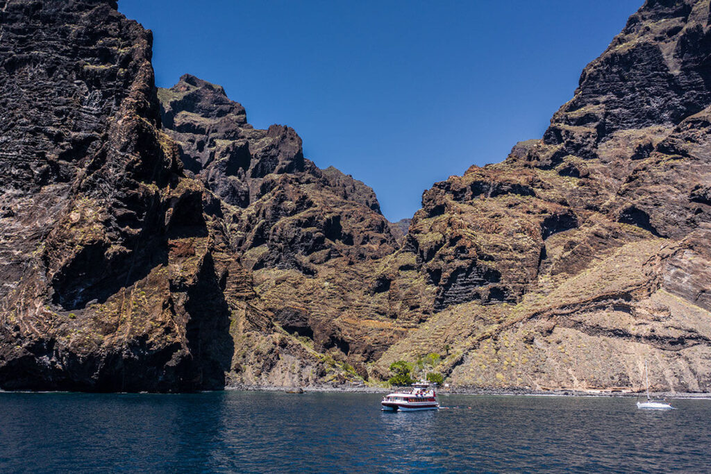 Acantilado de Los Gigantes visto desde el catamarán Royal Delfín durante una ruta de avistamiento, Tenerife