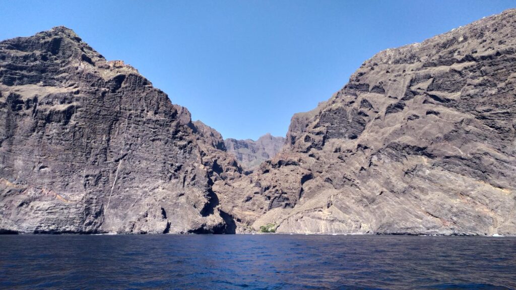 Acantilados de Los Gigantes vistos desde el mar con paredes volcánicas negras, Santiago del Teide, Tenerife