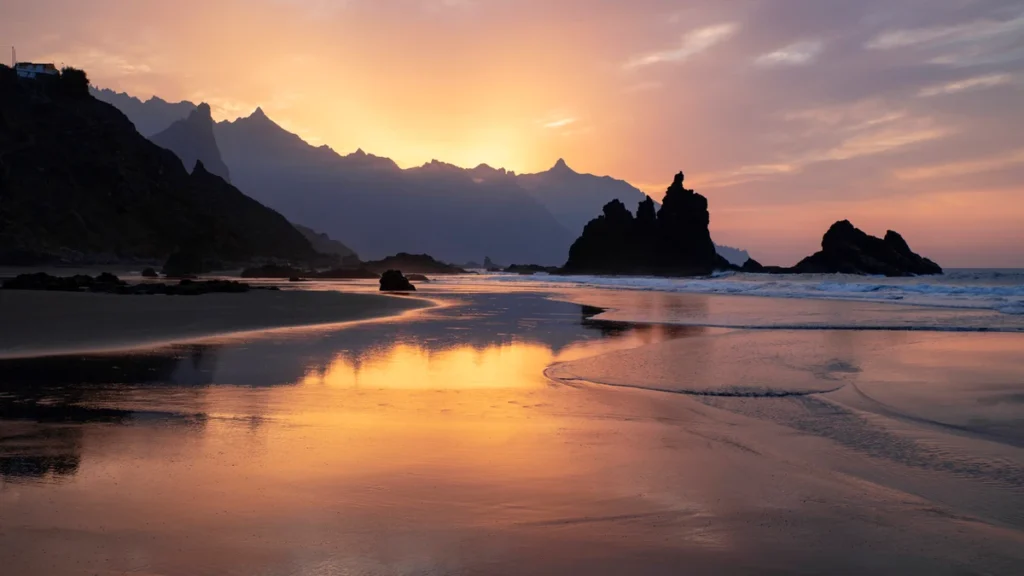 Acantilados del macizo de Anaga vistos desde la Playa de Benijo al atardecer, Tenerife