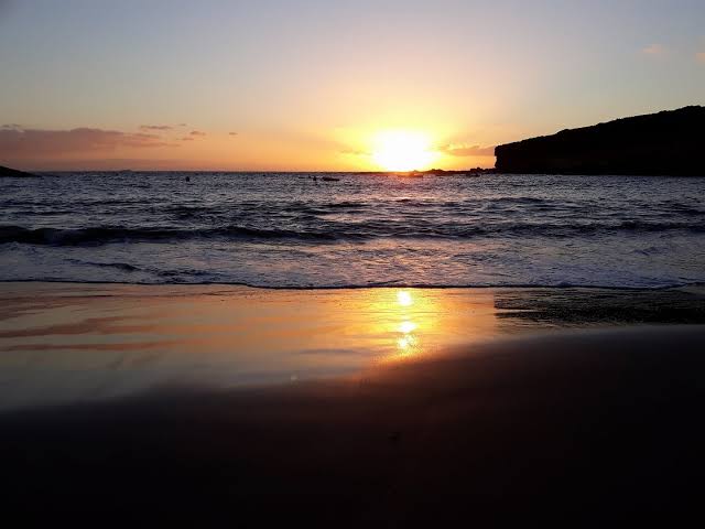 Atardecer en la Bahía de Los Cristianos con vistas a La Gomera, sur de Tenerife