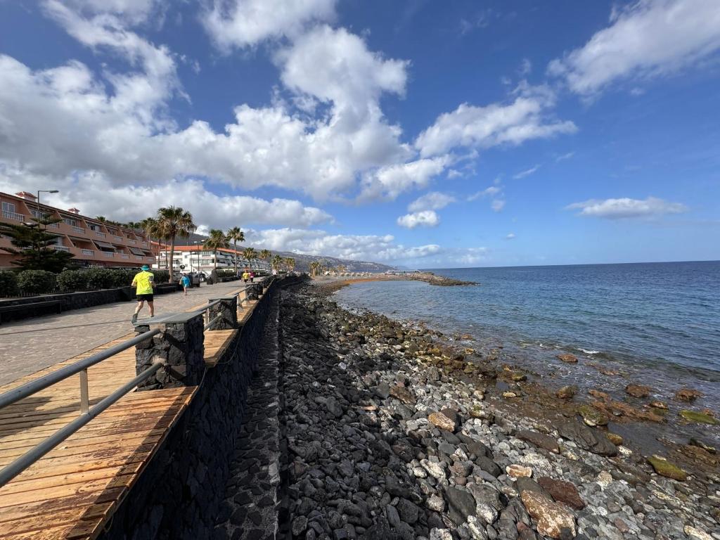 Avenida Marítima de Candelaria con el paseo y la costa volcánica del sureste de Tenerife