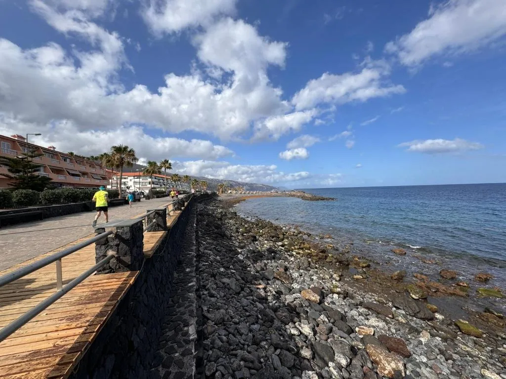 Avenida Marítima de Candelaria con el paseo y la costa volcánica del sureste de Tenerife