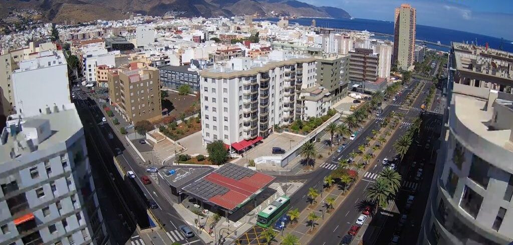 Avenida Tres de Mayo de Santa Cruz de Tenerife con el tranvía y edificios comerciales al fondo