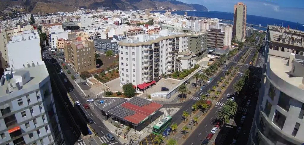 Avenida Tres de Mayo di Santa Cruz de Tenerife con il tram e edifici commerciali sullo sfondo