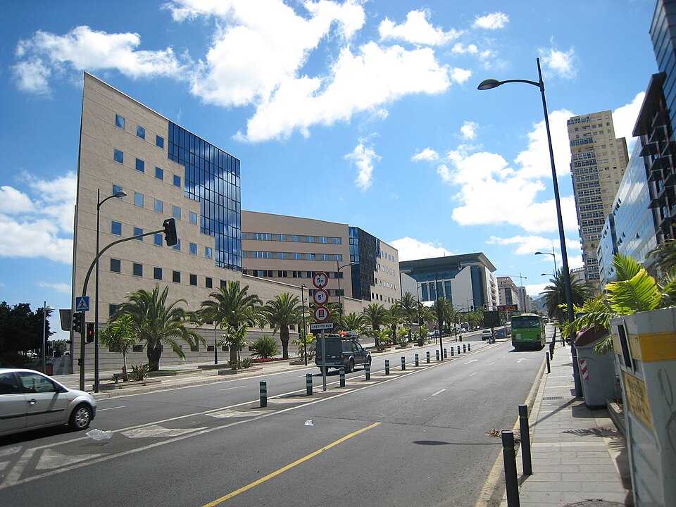 Vista de la Avenida Tres de Mayo con rascacielos y tráfico en Santa Cruz de Tenerife