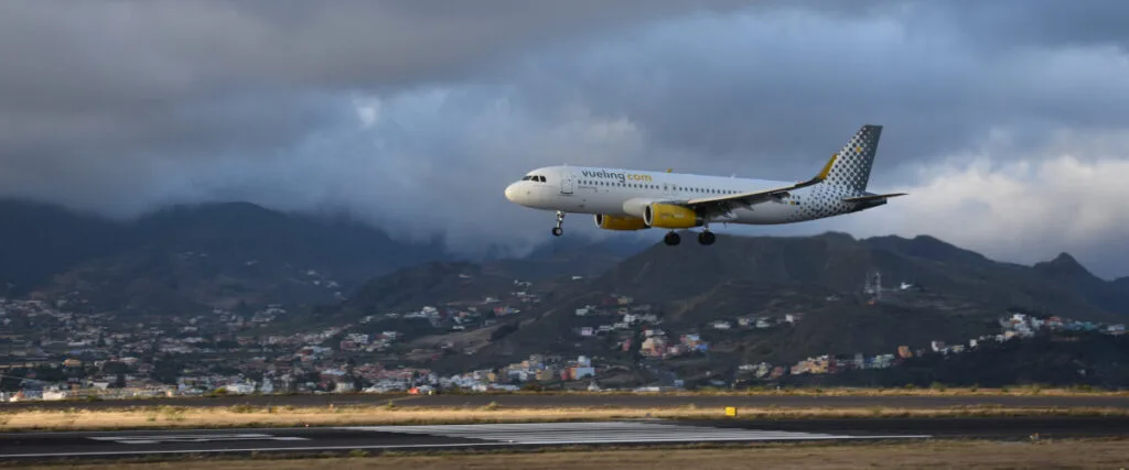 Aereo che atterra all'aeroporto Tenerife Nord Los Rodeos tra le nuvole con le montagne di Anaga sullo sfondo, Tenerife