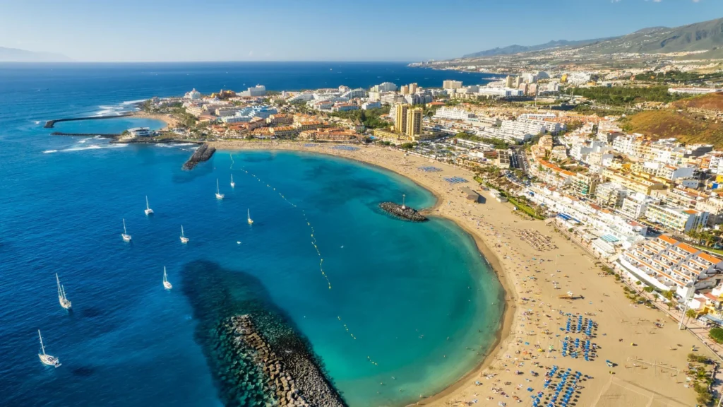 Bahía de Los Cristianos vista desde CostaMar con barcas pesqueras y las montañas de Guaza al fondo, Tenerife