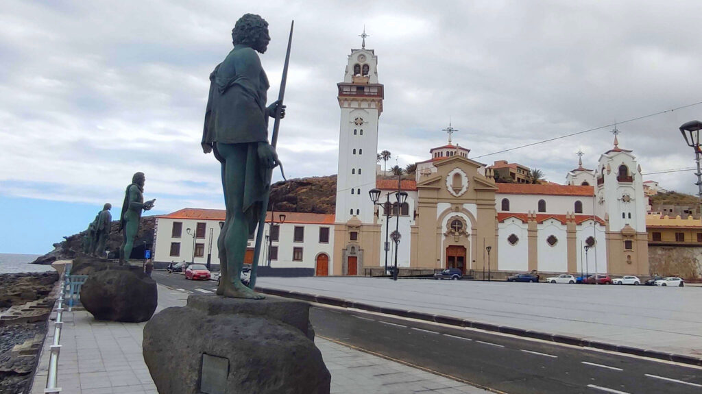 Basílica de Nuestra Señora de Candelaria y estatuas de los menceyes guanches en la Plaza de la Patrona de Canarias, Tenerife