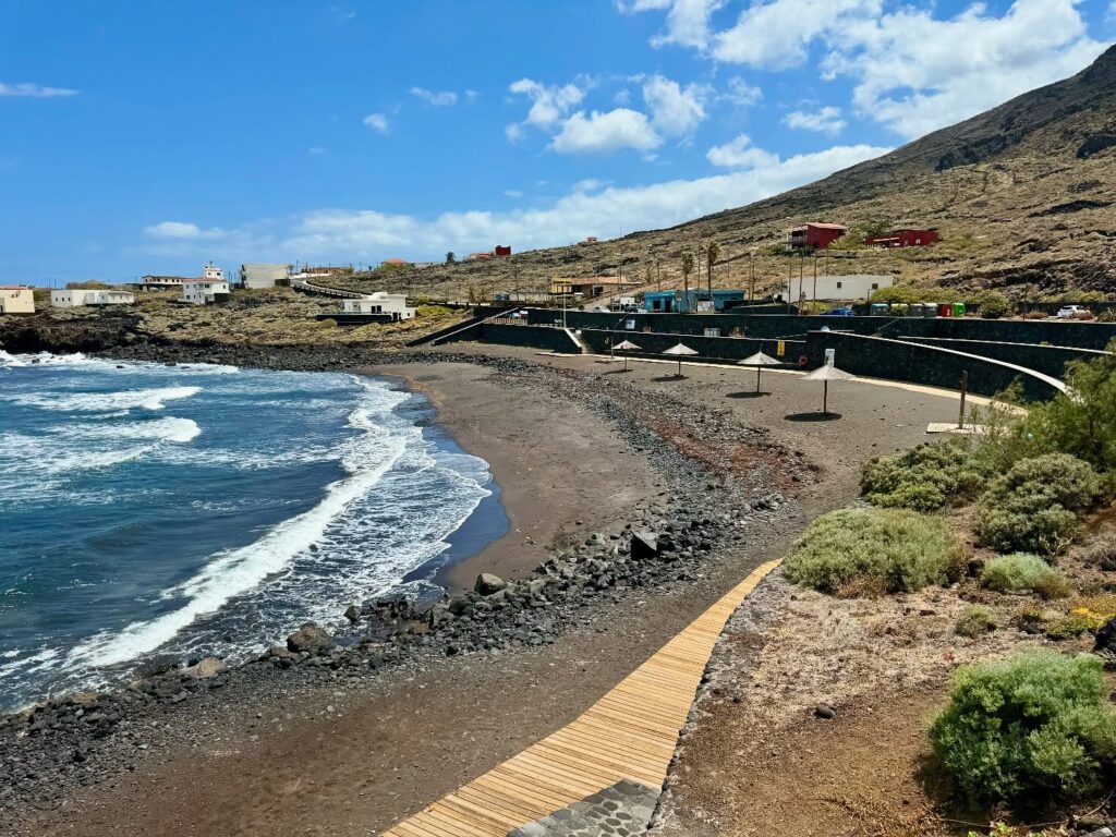 Cala de Timijiraque con arena negra volcánica y el Atlántico, Valverde, El Hierro