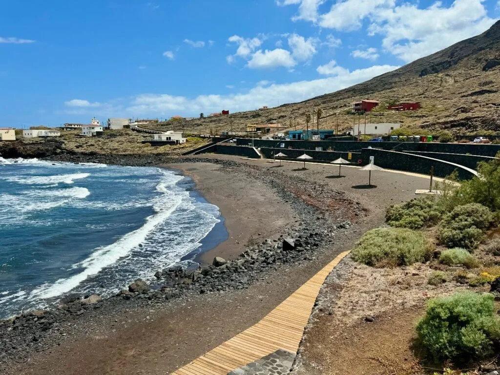 Cala de Timijiraque mit schwarzem Vulkan Sand und dem Atlantik, Valverde, El Hierro