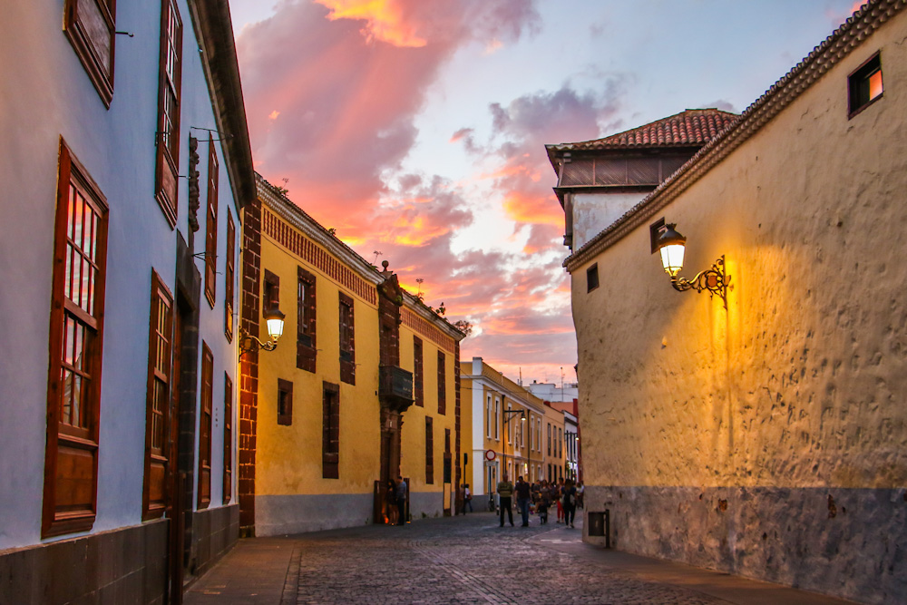 Calle histórica del casco de San Cristóbal de La Laguna con arquitectura renacentista canaria, Tenerife