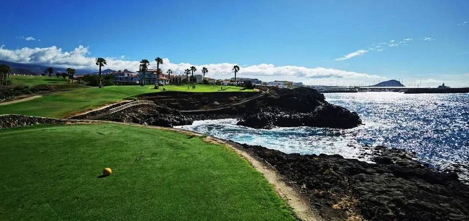 Campo de golf de Amarilla Golf con vistas al Atlántico y la costa volcánica del sur de Tenerife