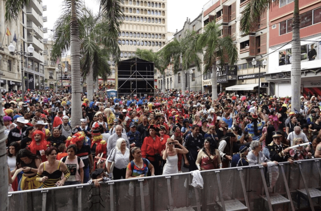 Carnaval en la Plaza de la Candelaria de Santa Cruz de Tenerife con multitud y edificios iluminados