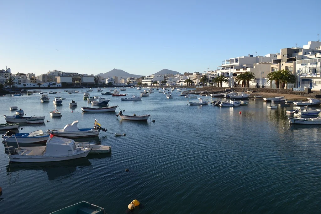 Charco de San Ginés Arrecife Lanzarote laguna barcos blancos casas vista aérea