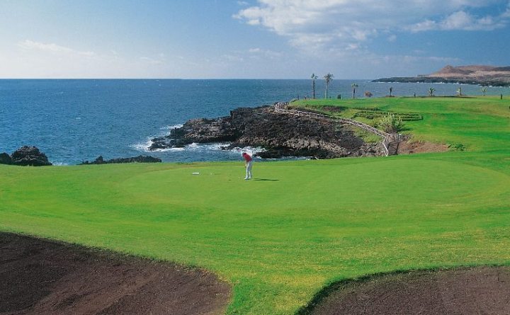 Costa volcánica de Amarilla Golf con vistas al Atlántico y el campo de golf al fondo, San Miguel de Abona, Tenerife