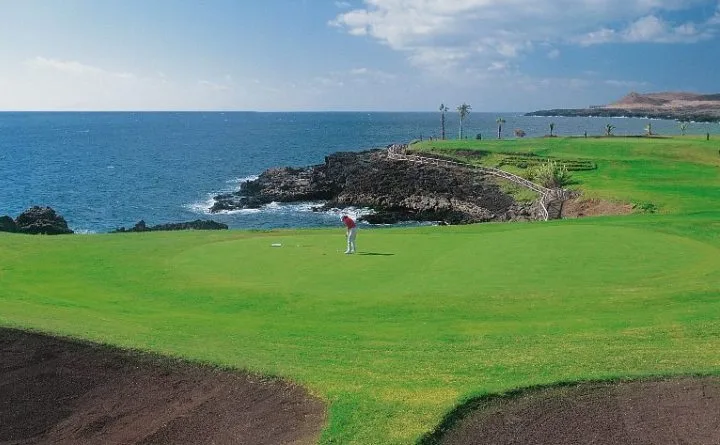 Costa volcánica de Amarilla Golf con vistas al Atlántico y el campo de golf al fondo, San Miguel de Abona, Tenerife