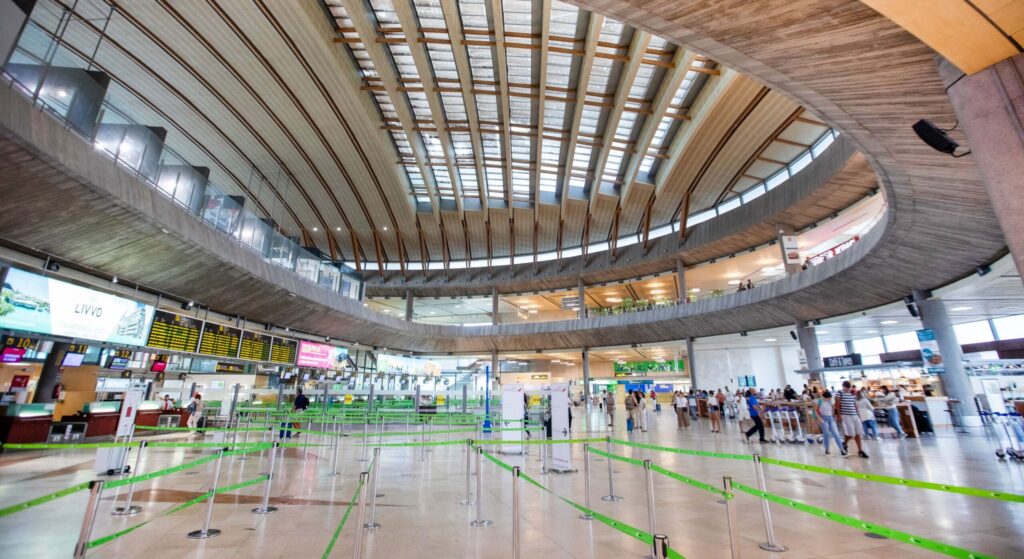 Interior del aeropuerto Tenerife Norte Los Rodeos con pasillos amplios e iluminación natural, San Cristóbal de La Laguna, Tenerife