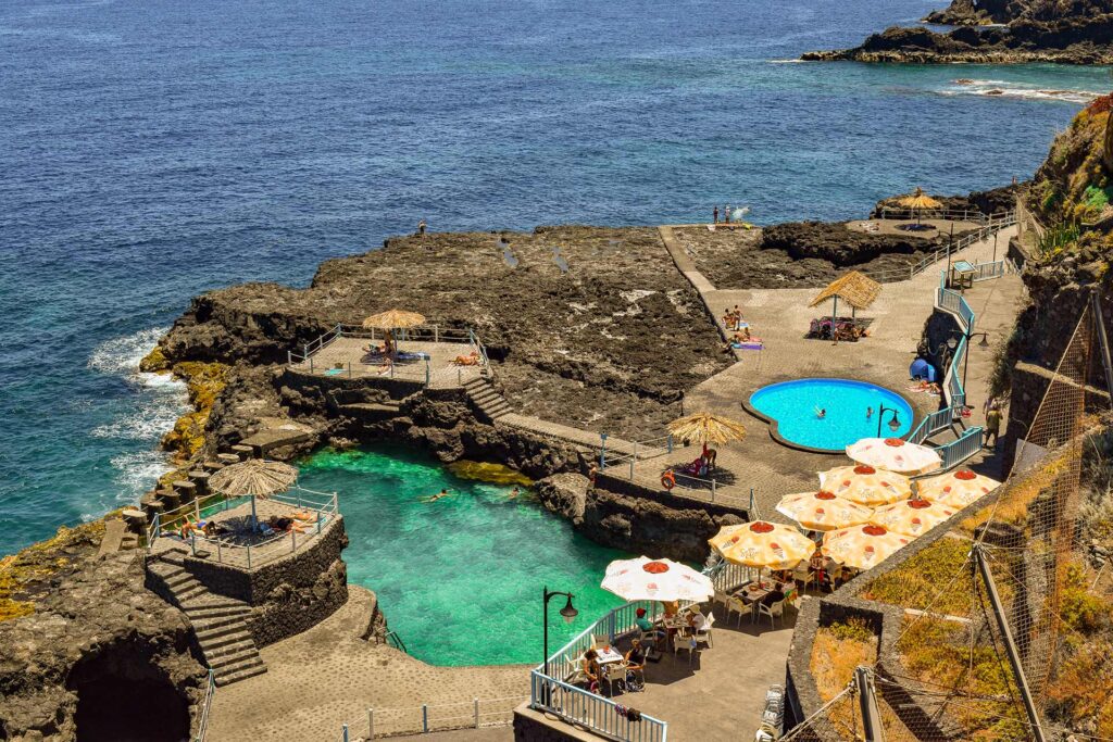 Charco Azul La Palma piscina natural roca volcánica agua turquesa