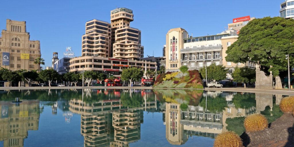 Lago marino de la Plaza de España de Santa Cruz de Tenerife con el monumento a los caídos y el cielo azul
