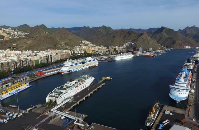 Litoral sur de Santa Cruz de Tenerife con el área de la refinería y el Atlántico al fondo, vista desde Torre 1