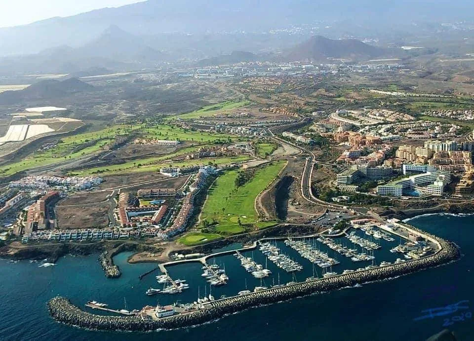 Marina deportiva de Amarilla Golf con barcos y vistas a la costa volcánica del sur de Tenerife