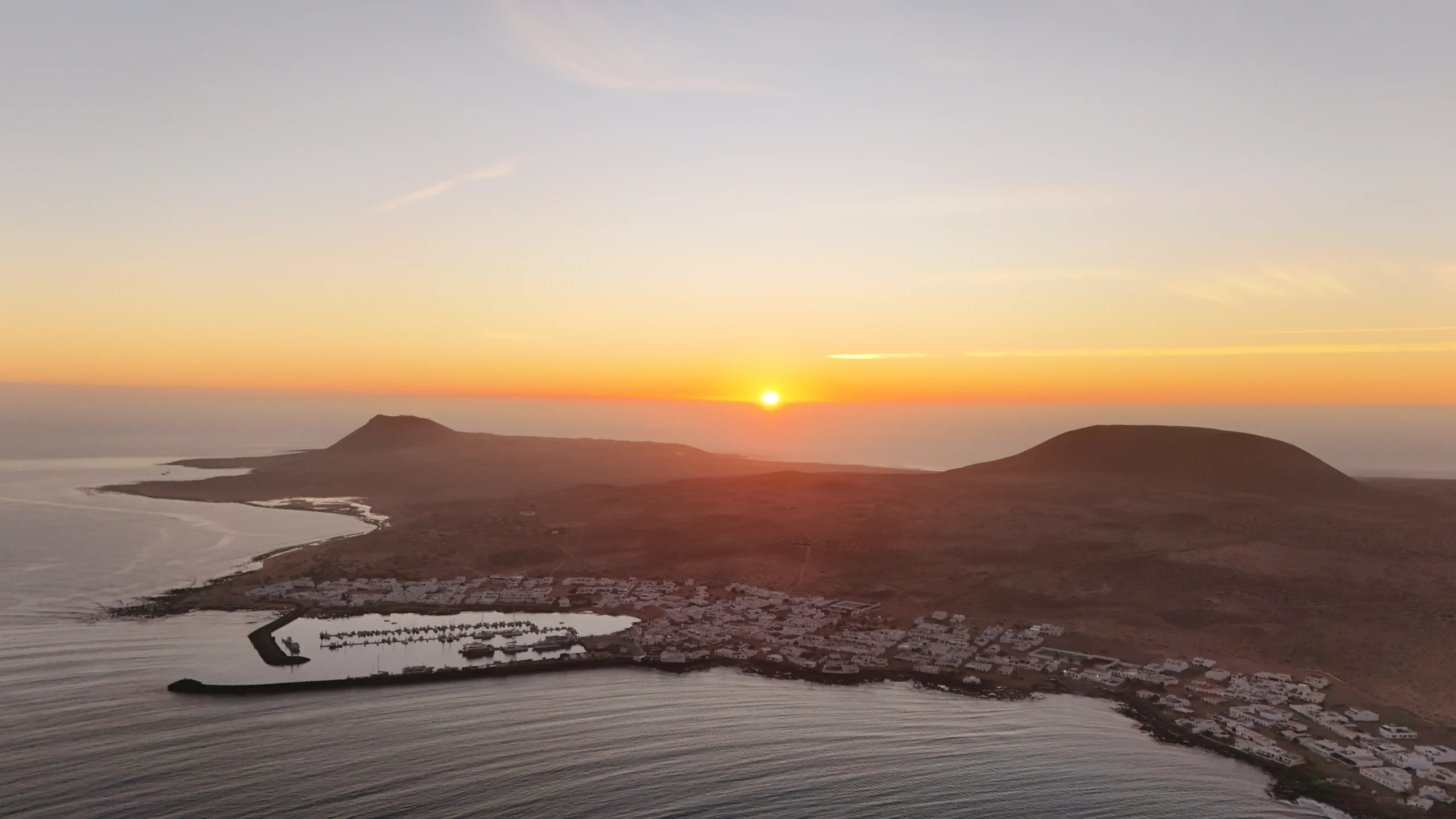 Atardecer sobre La Graciosa y Caleta de Sebo vistos desde el norte de Lanzarote