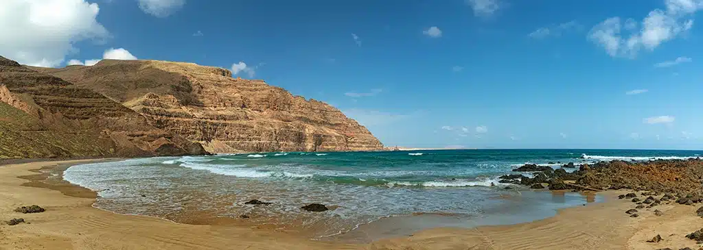 Playa de La Cantería junto a Órzola bajo los acantilados de Famara, Haría, Lanzarote
