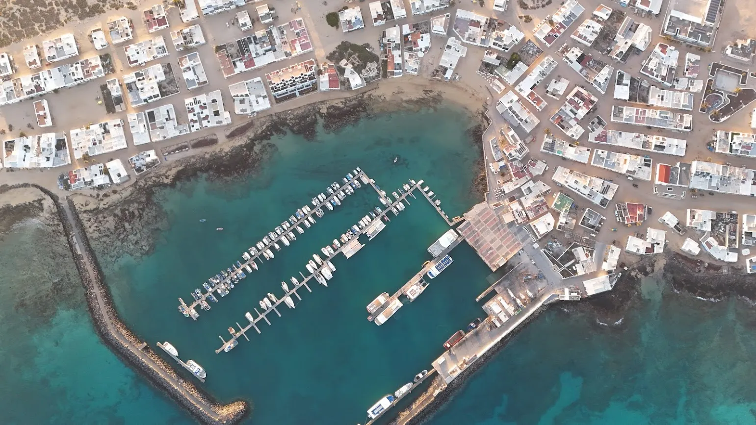 Bahía de Órzola vista aérea del puerto pesquero y las casas blancas del norte de Lanzarote