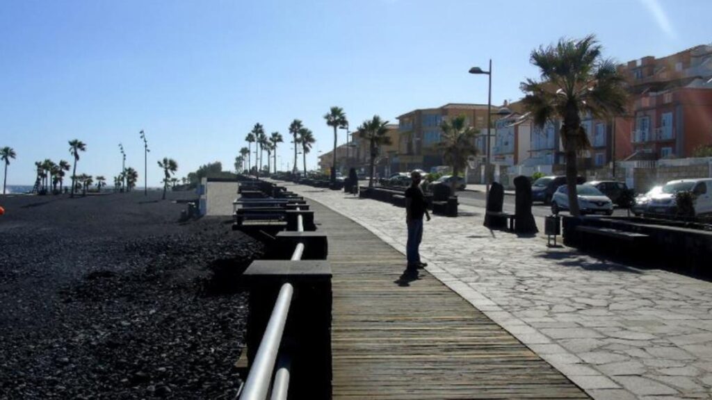 Paseo marítimo de Candelaria junto a la Plaza de la Patrona de Canarias al atardecer, Tenerife
