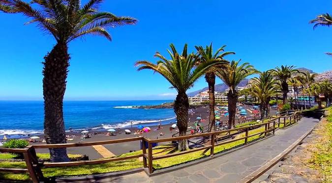 Paseo marítimo de Puerto de Santiago con Playa La Arena y los acantilados de Los Gigantes al fondo, Tenerife