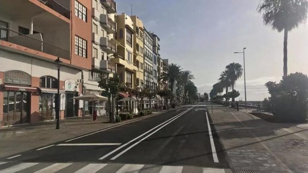Paseo marítimo de Santa Cruz de La Palma junto a la playa de arena negra volcánica, La Palma