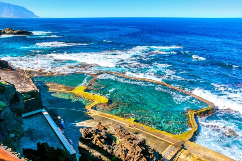 Piscinas Naturales La Maceta con rocas volcánicas y el Atlántico, La Frontera, El Hierro