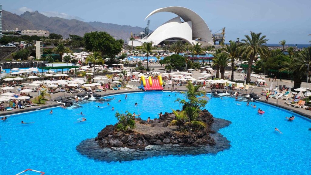 Piscinas del Parque Marítimo César Manrique con el Auditorio al fondo, Santa Cruz de Tenerife