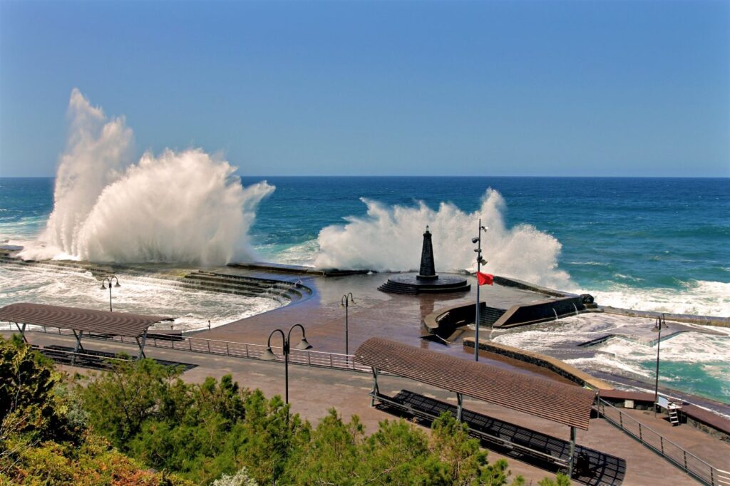 Piscinas naturales de Bajamar con olas del Atlántico, faro y paseo marítimo, La Laguna, Tenerife