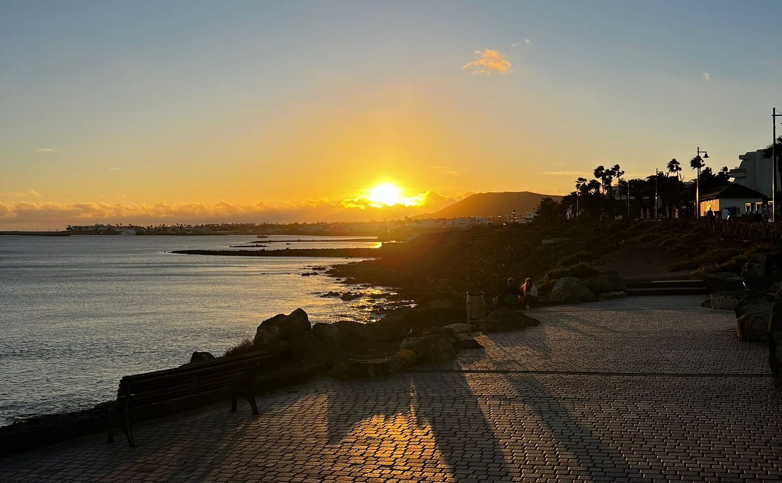 Playa Blanca Lanzarote paseo marítimo restaurantes terraza atardecer