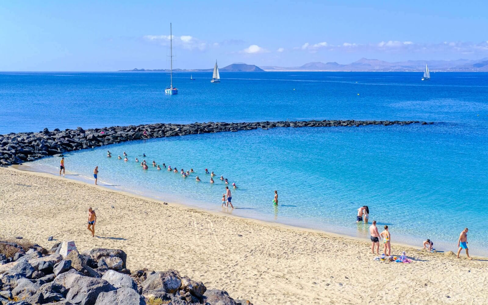 Playa Blanca Lanzarote arena dorada paseo marítimo vistas Fuerteventura