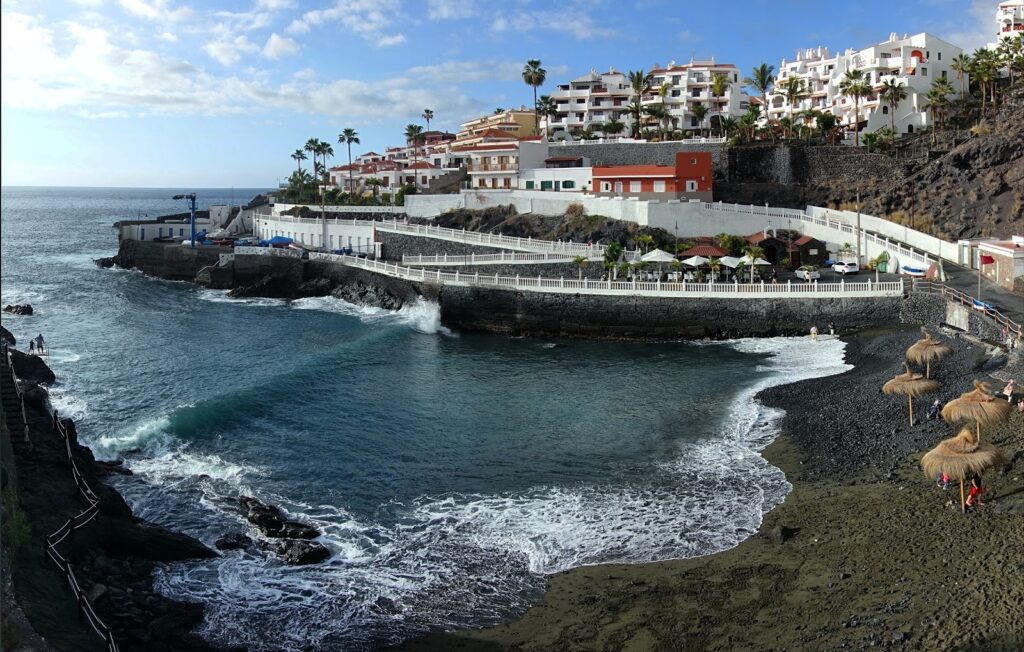 Playa Chica de arena negra volcánica junto al puerto de Puerto de Santiago, Los Gigantes, Santiago del Teide, Tenerife