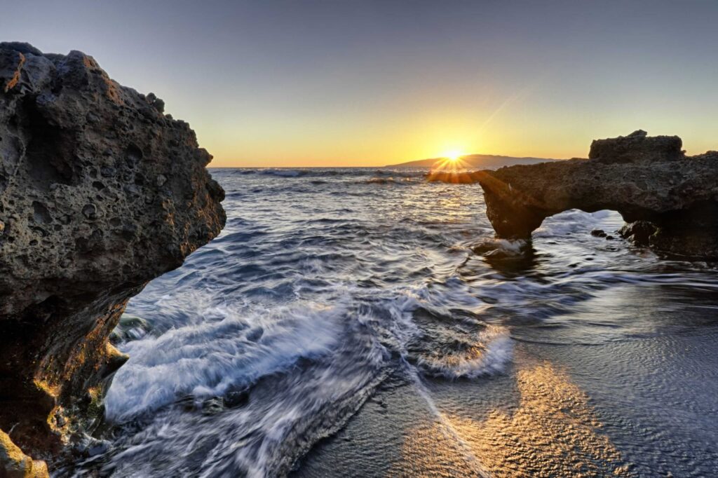 Atardecer en Playa San Juan Tenerife con rocas volcánicas y vistas al Atlántico