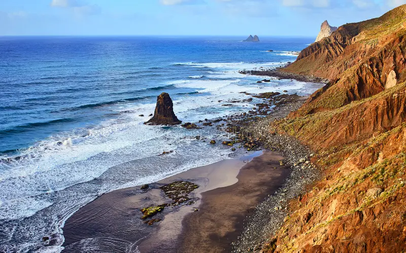Playa de Benijo con arena negra volcánica y acantilados del Parque de Anaga, norte de Tenerife