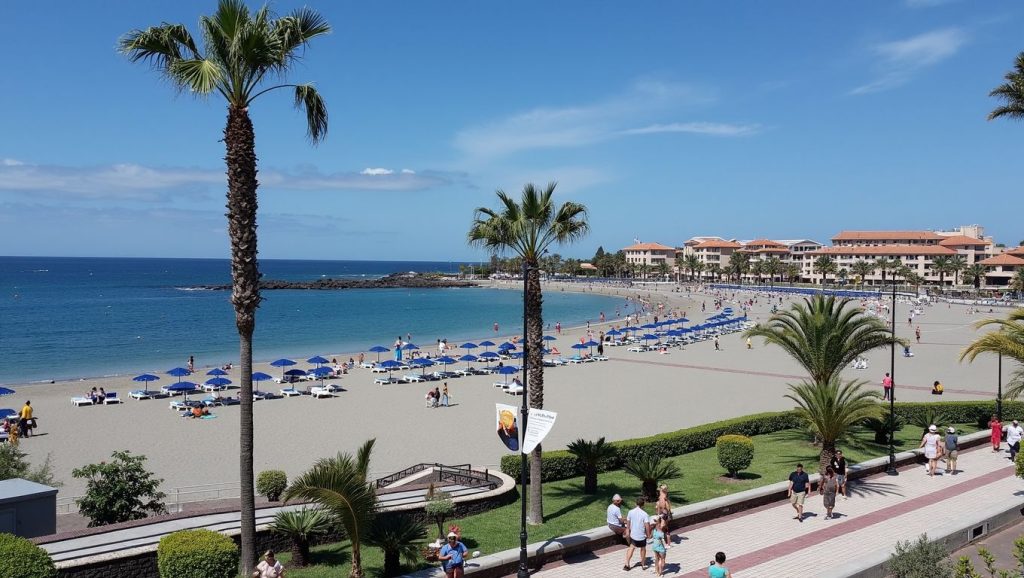 Playa de Las Vistas en Los Cristianos con arena clara y paseo marítimo, Arona, Tenerife