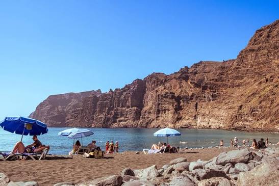 Playa de Los GuÃos con arena negra volcánica y los acantilados de Los Gigantes al fondo, Santiago del Teide, Tenerife