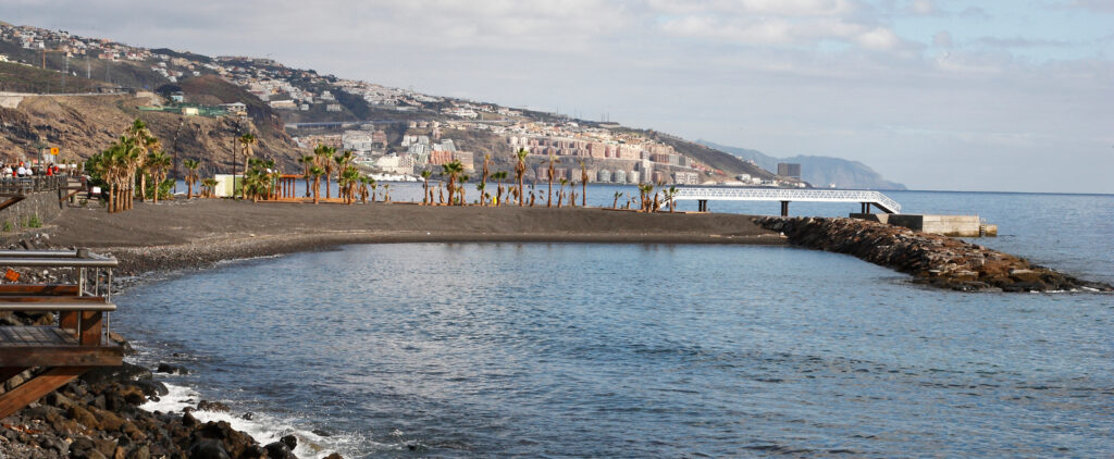 Playa de Punta Larga en Candelaria con arena volcánica negra y aguas tranquilas, Tenerife