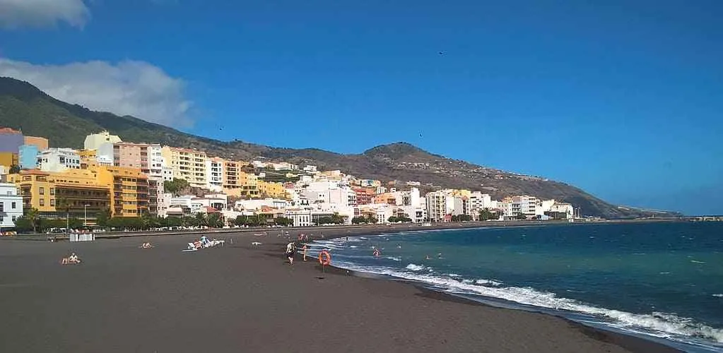 Playa de arena negra de Santa Cruz de La Palma con la Avenida Marítima y el Atlántico al fondo, La Palma
