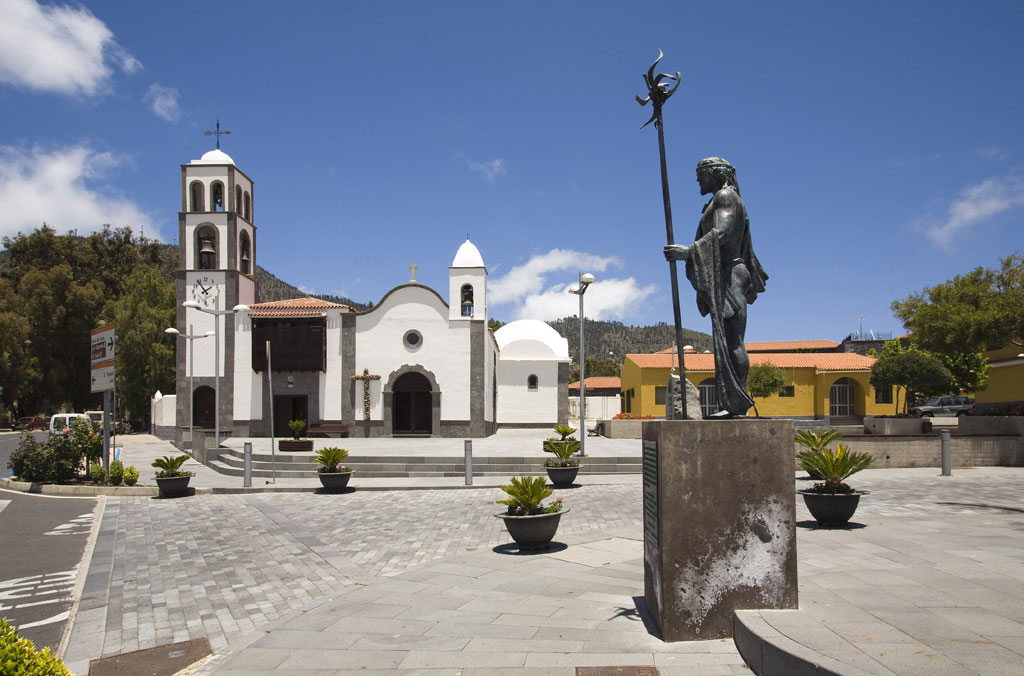 Plaza central del casco histórico de Santiago del Teide con árboles en flor y arquitectura canaria tradicional, Tenerife