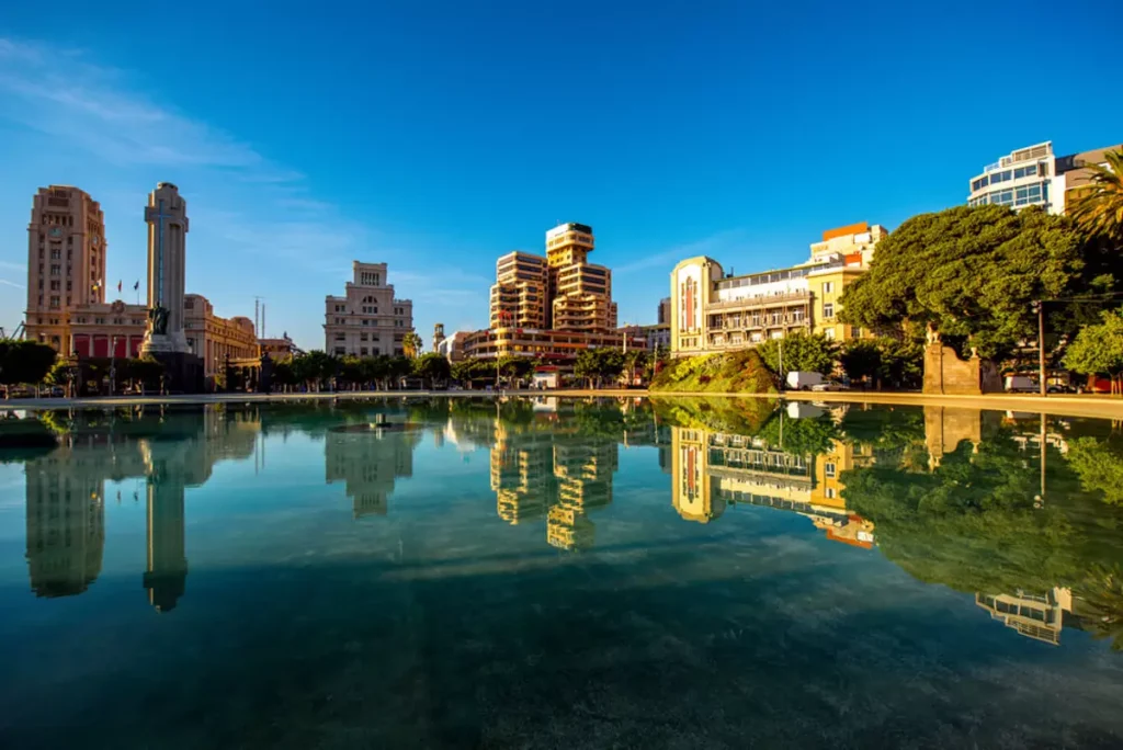Plaza de España de Santa Cruz de Tenerife con la lámina de agua y el Auditorio al fondo, Tenerife