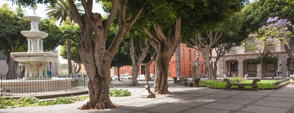 Plaza del Adelantado de La Laguna con edificios históricos y la Iglesia de la Concepción al fondo, Tenerife