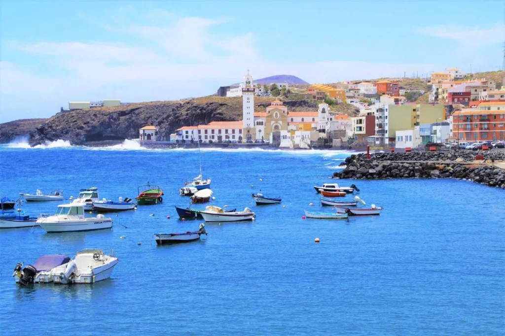 Puerto de Candelaria con la Basílica de Nuestra Señora de Candelaria al fondo, Tenerife